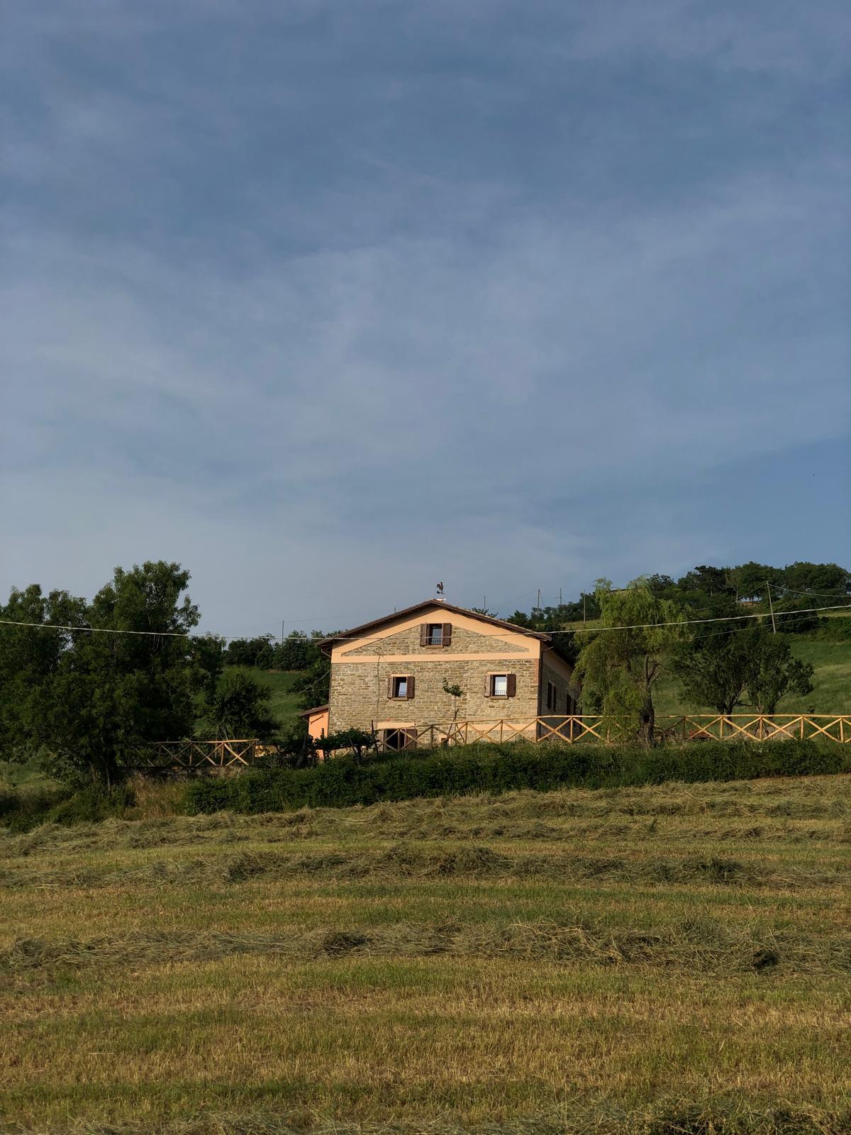 Il podere tra i campi